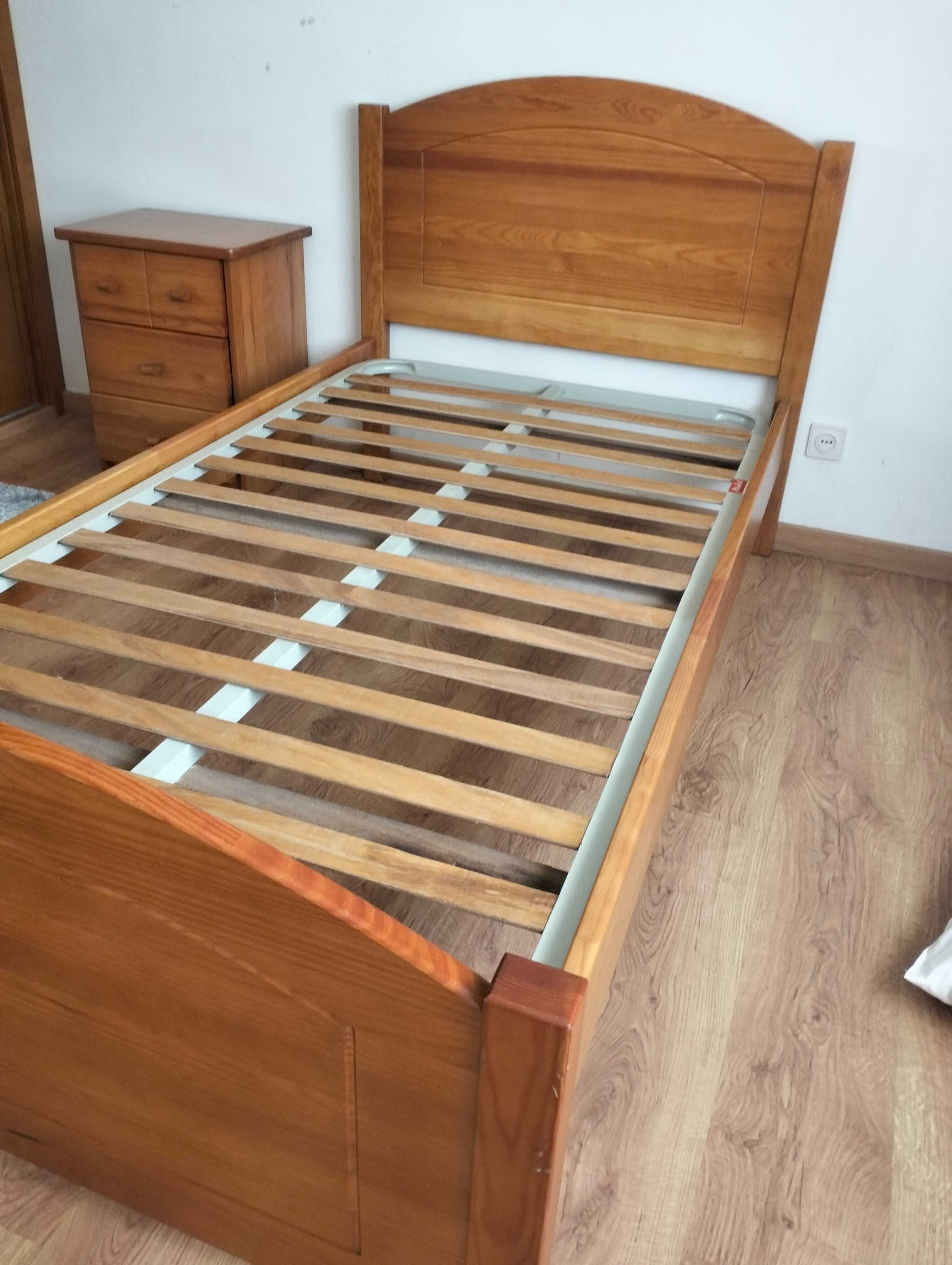 Cama solteiro, colchão e mesinha de cabeceira