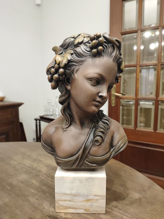 Busto com base em mármore
