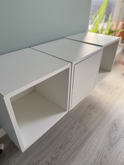 Białe póleczki wieszane