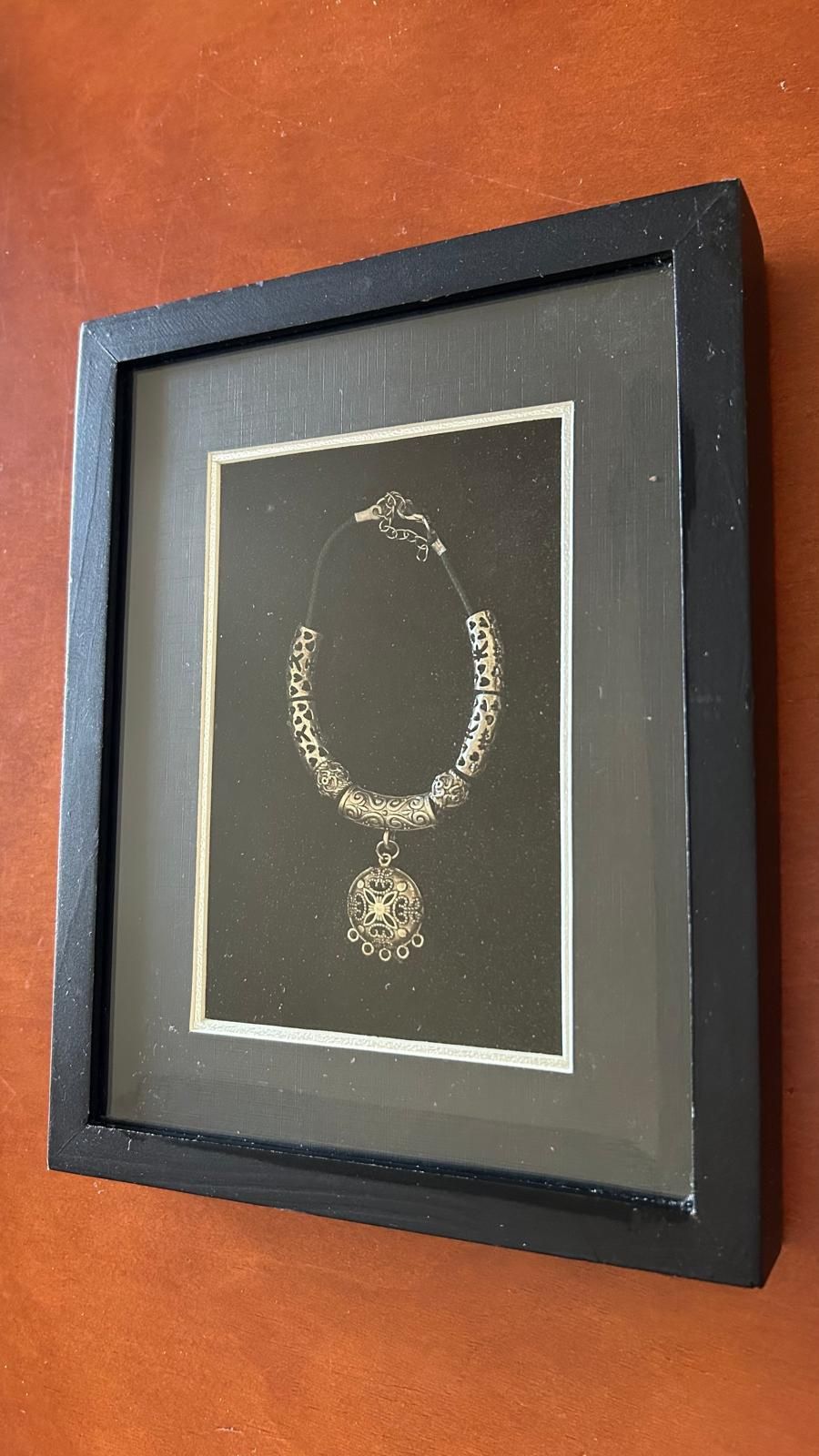 3 molduras com pulseiras prateadas
