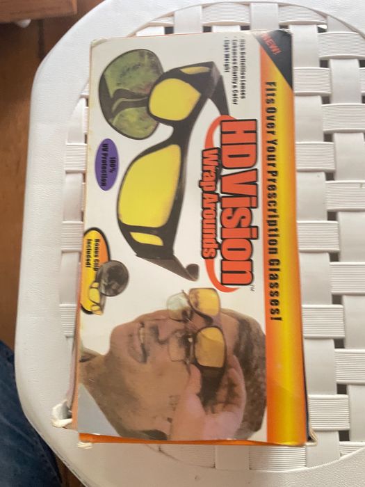 Caixa com 2 óculos de sol HD vision novos