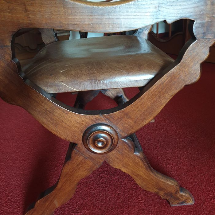 Cadeiras com braços e couro