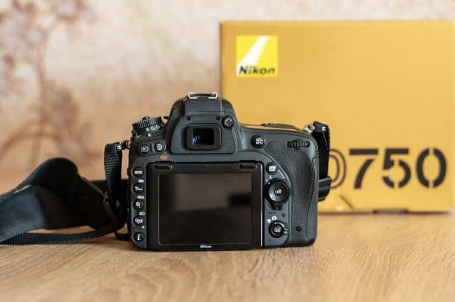 Камера Nikon 750D body