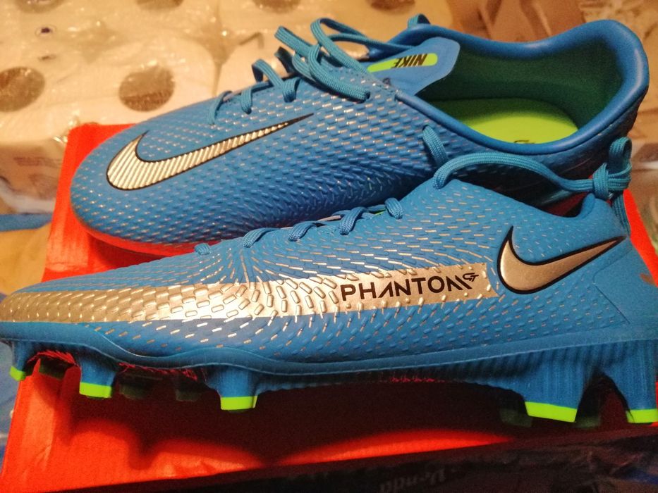Buty do piłki nożnej Nike.