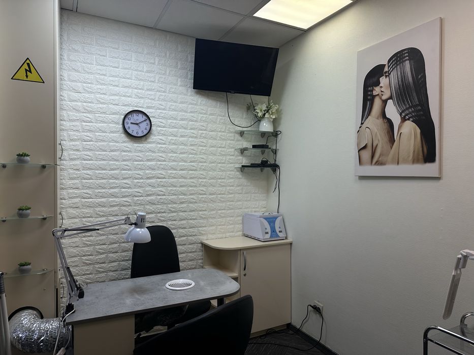 Героїв Дніпра 34, ТРАФІК, ФАСАД, МЕТРО, салон краси в ТЦ