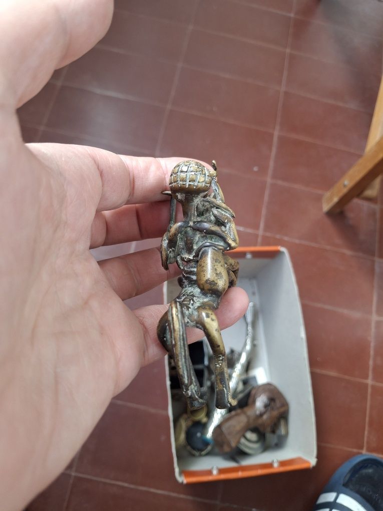 Escultura em metal burro cavaleiro
