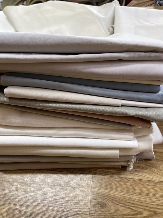 Куски  і відрізки різної тканини меблевої