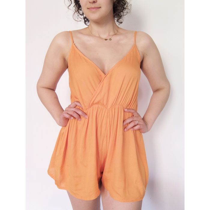 Pomarańczowy letni kombinezon zwiewny na ramiączkach kopertowy dekolt
