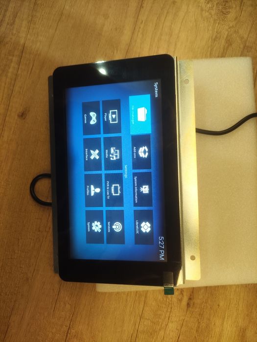 Raspberry Pi 3 model B wraz z LCD dotykowym