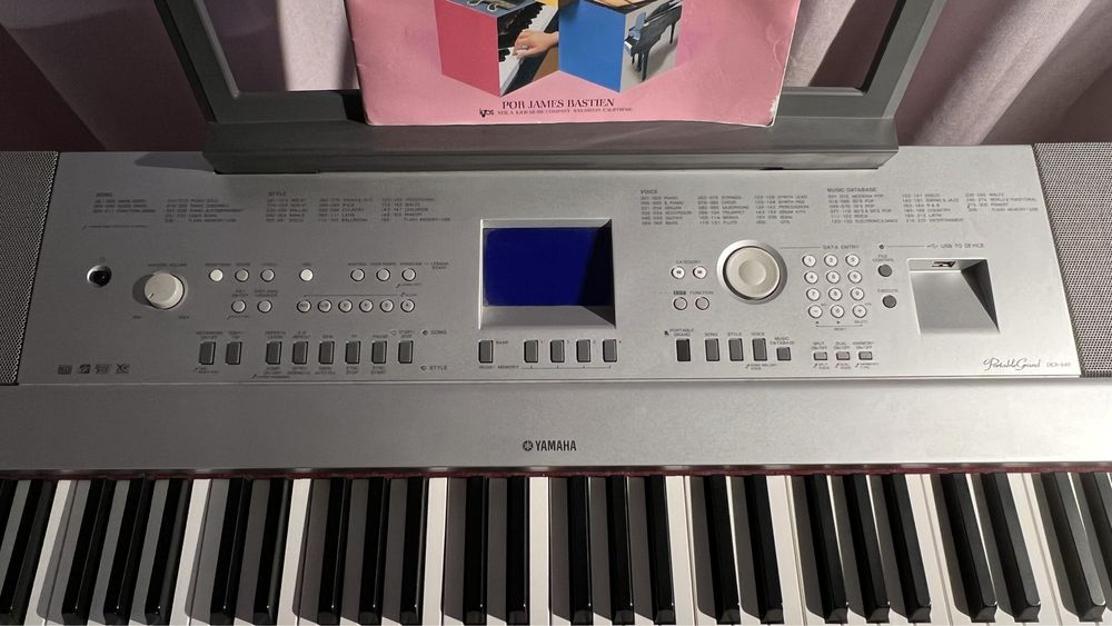 Piano Yamaha Portable Grand DGX-640 com estrutura, pedaleira e banco