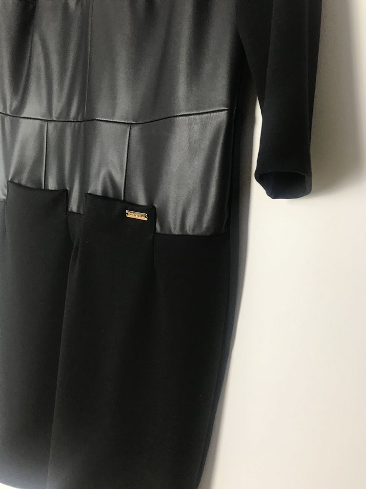 Elegancka czarna krótka sukienka z ozdobnymi aplikacjami by o la la…!