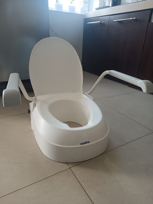 Nowa nakładka sedesowa podwyższająca z uchwytami dla niepełnosprawnych