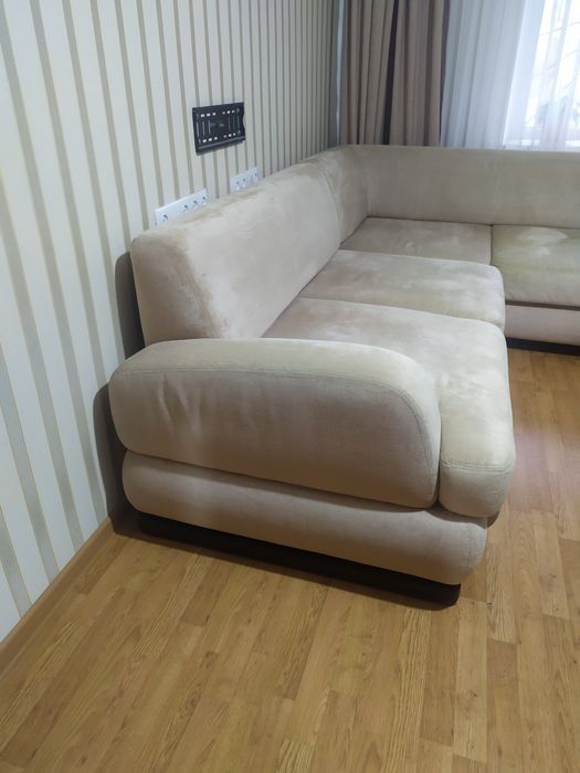 добротный угловой диван в жилую комнату