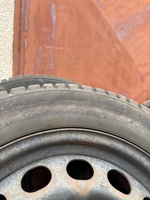 Opony z felgami stalowymi 205/55 R16 + kołpaki VW