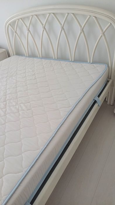 cama de casal de bambu com colchão e estrado