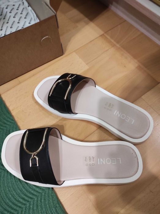 Шльопанці жіночі шкіряні ,колір сіро- годубий, нові.