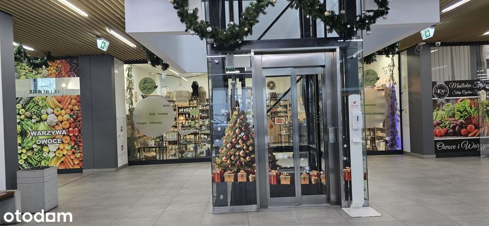 Lokal 44 m2 na parterze w Galerii handlu i usług, naprzeciw wejścia