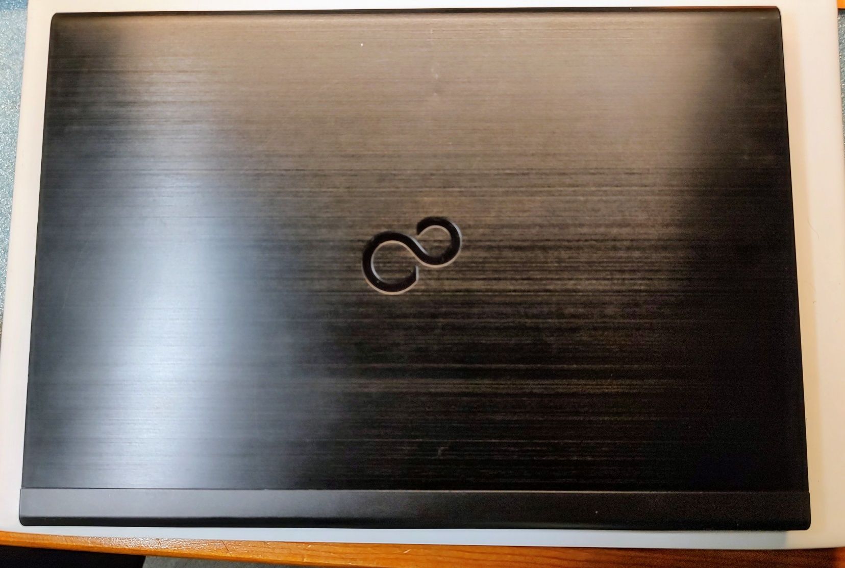 Fujitsu lifebook U554. I7 4500U. 8gb RAM .SSD 500 gb.