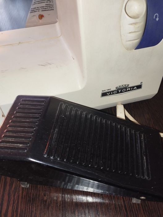 Продам швейну машинку