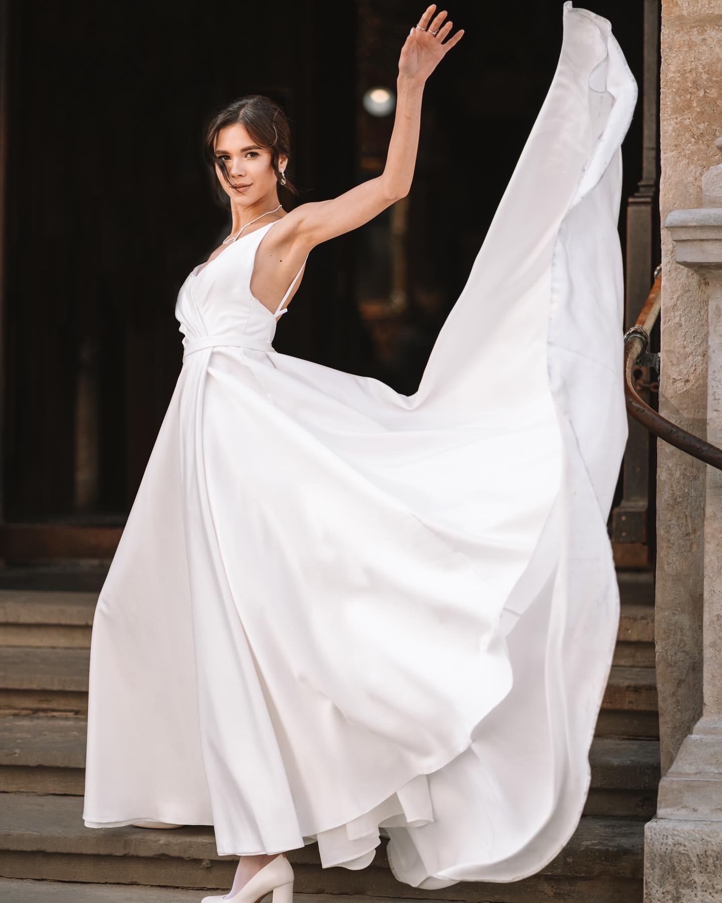 Весільна сукня розмір s ( 42 ) Гарно підкреслює талію