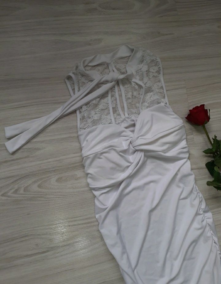 Biała sukienka, koronka, wiązana na szyji. Midi