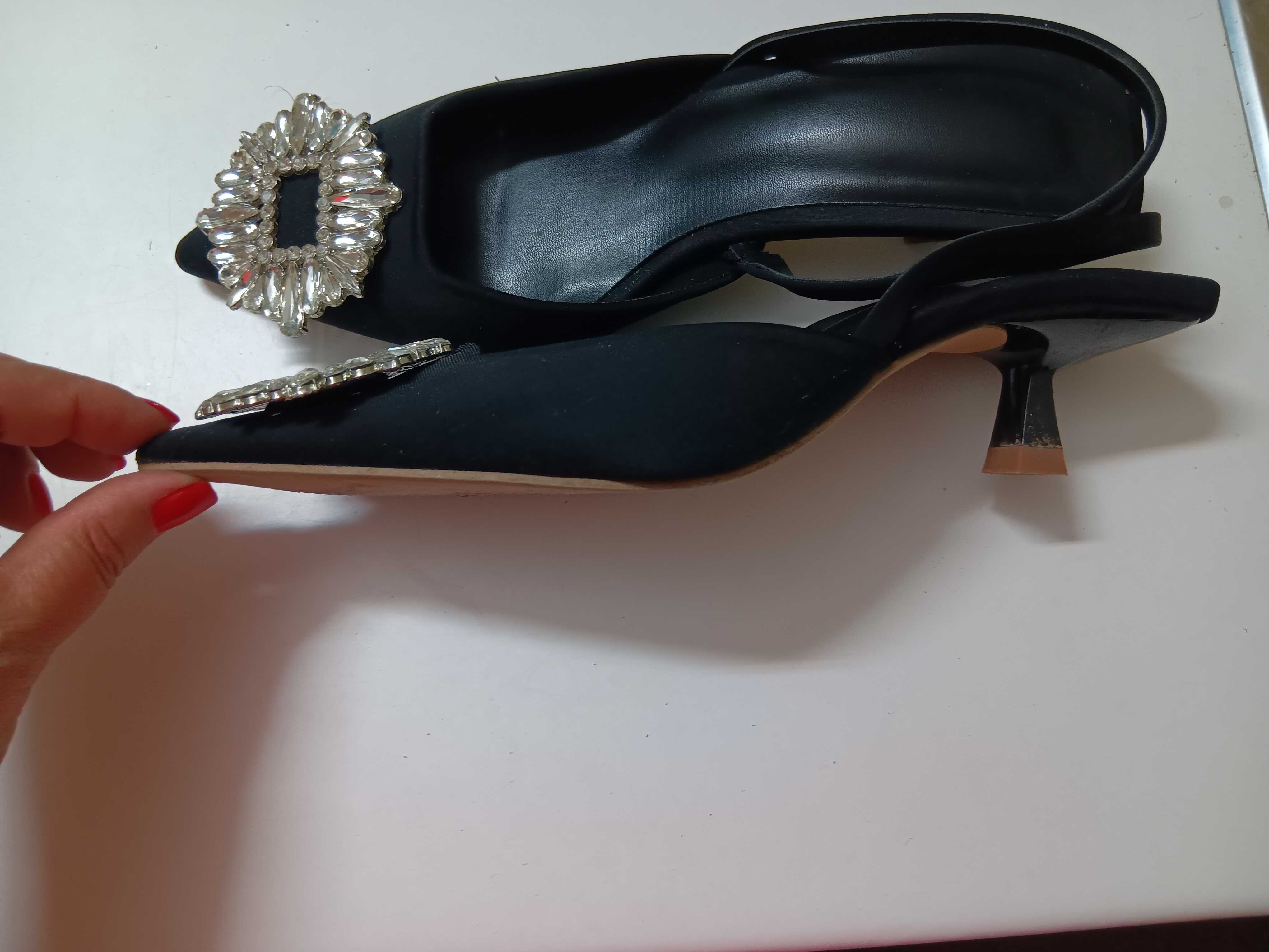 Stilleto preto com aplicação