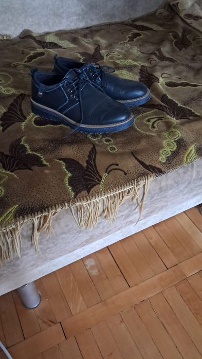 Продаються туфлі