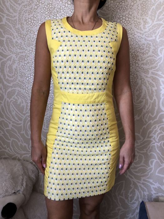 Жёлтое женское платье