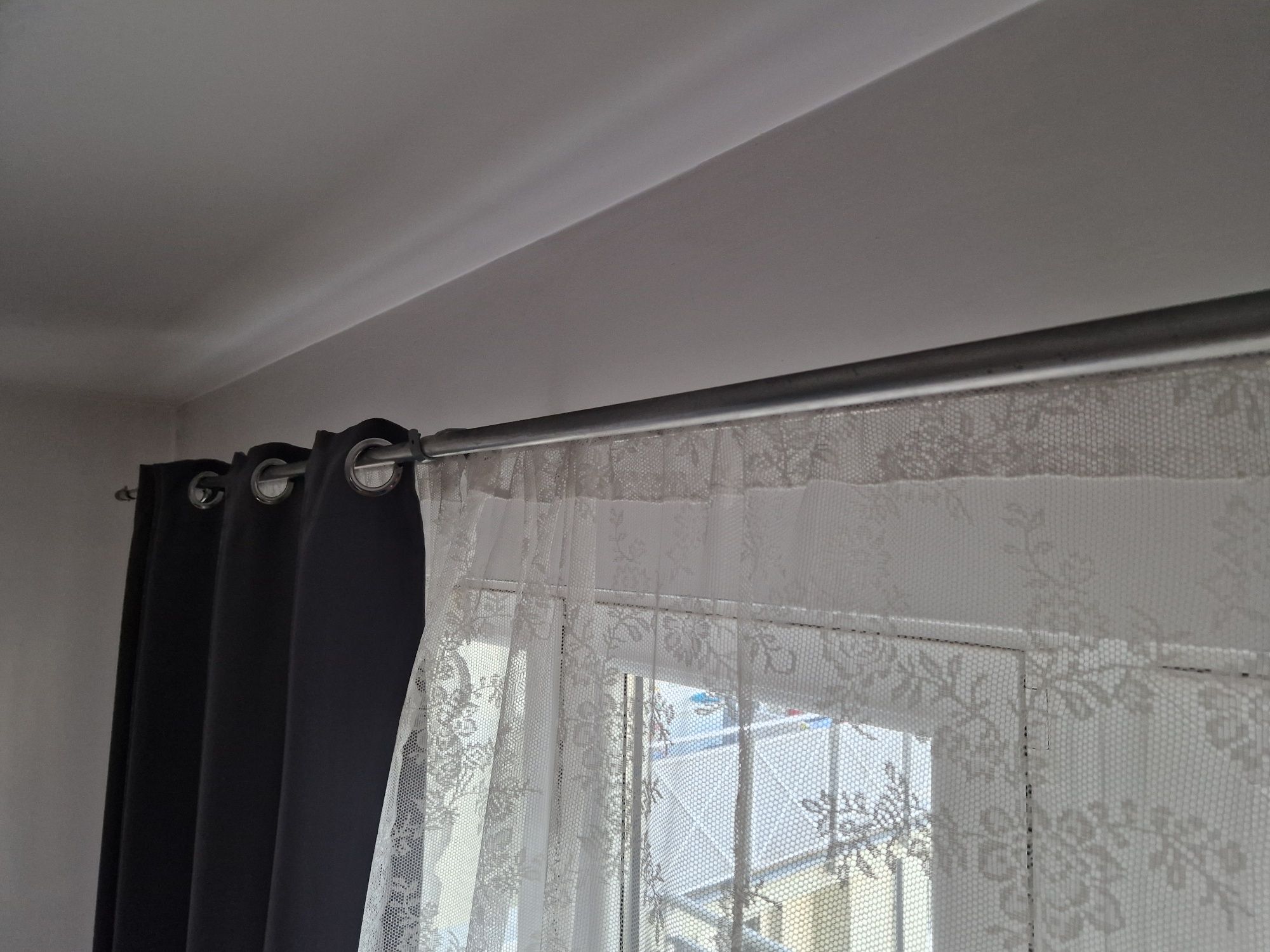 Karnisze rurkowe na firany i zasłony