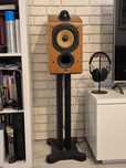Głośniki Bowers & Wilkins 705 ze standami B&W monitory