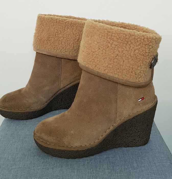 Tommy Hilfiger botki na koturnie, skóra zamszowa