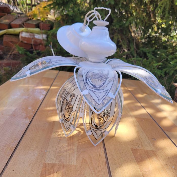 Biała lampa wisząca zdobiona