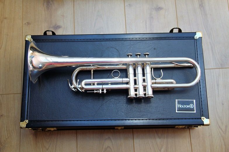 Sprzedam trąbkę Holton ST550S . Model sygnowany Maynard Ferguson