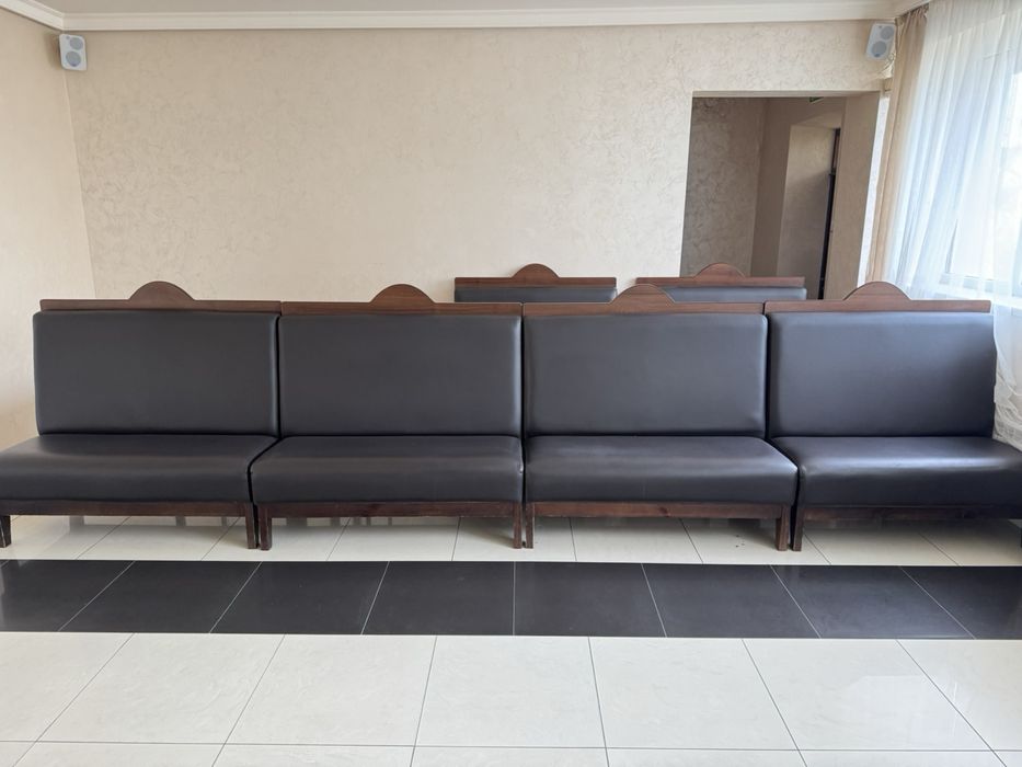 Столи та диванчики у кафе/ресторан