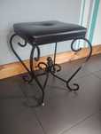 Taboret metalowy tapicerowany