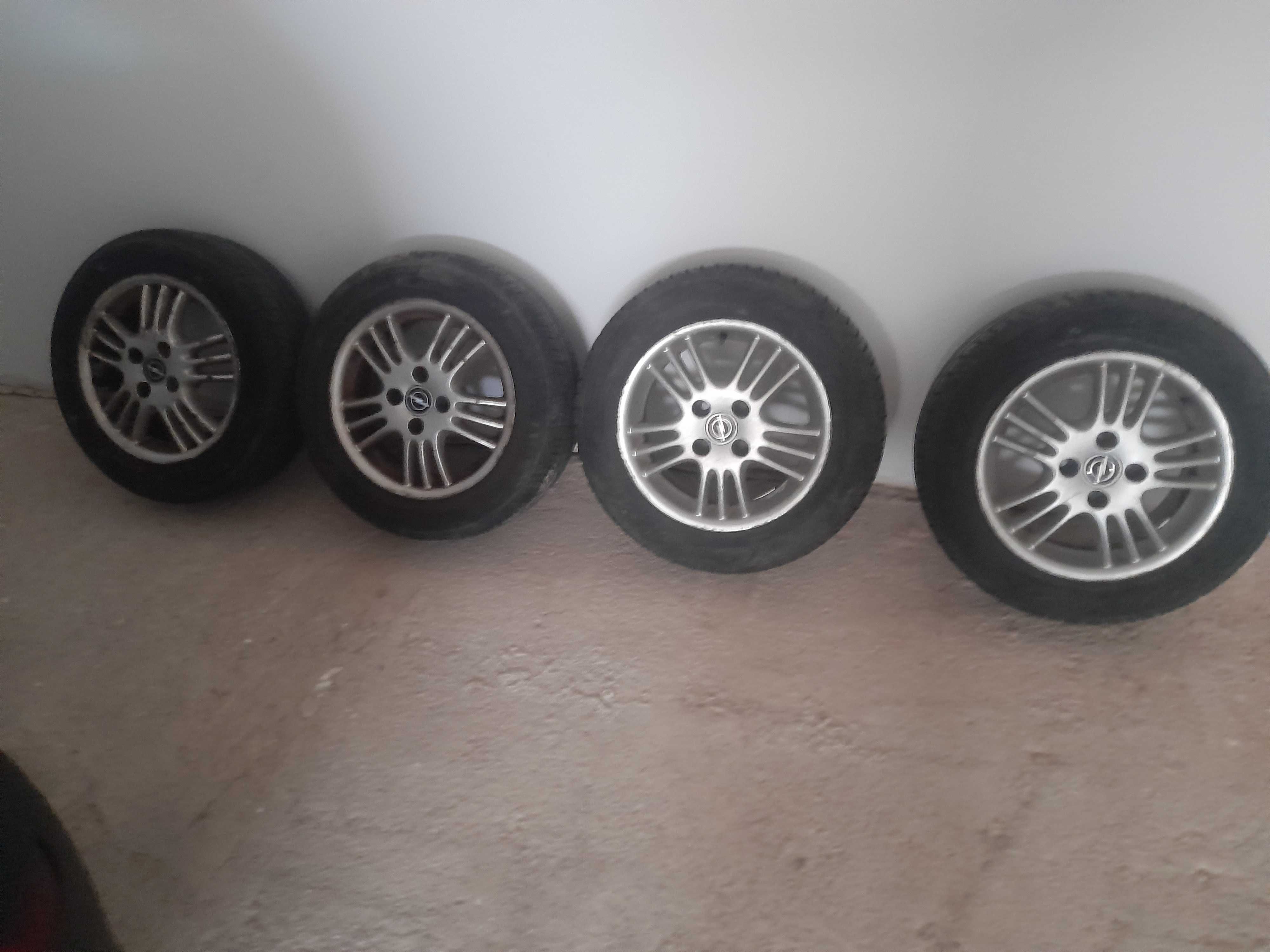 4 Pneus e 4 jantes de opel corsa c