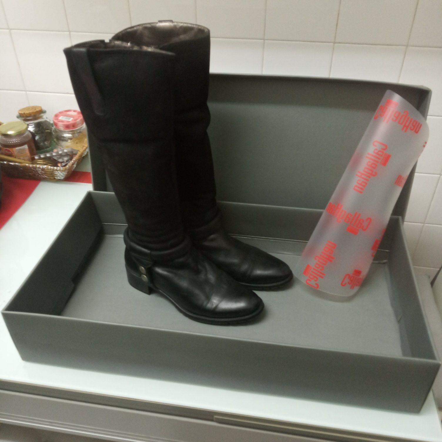 BOTAS de Cano Alto, em pele, cor preta