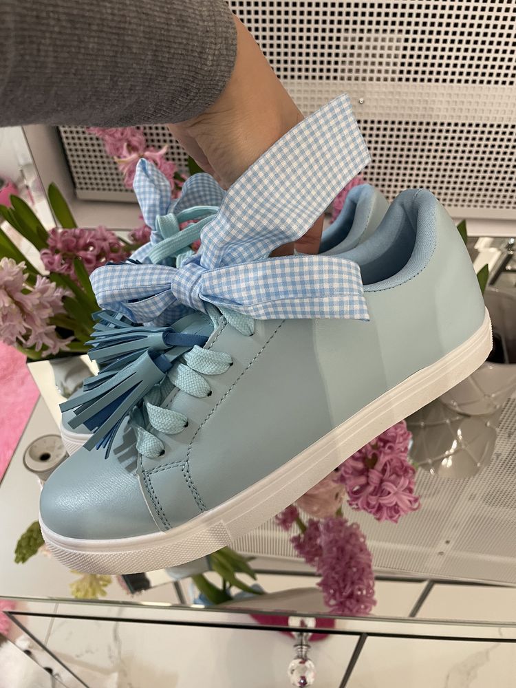 Adidasy z kokardkami i wstążkami