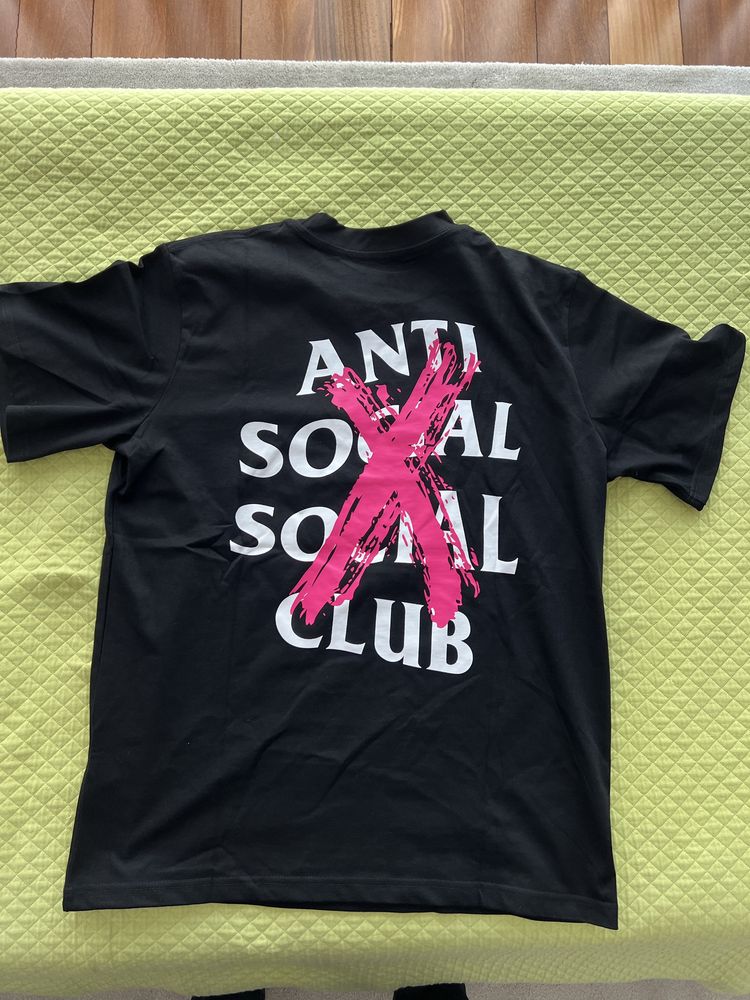 Tshirt Anti Social Social Club preta com cruz cor de rosa