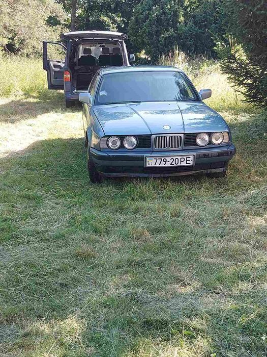 Автомобіль BMW 520i