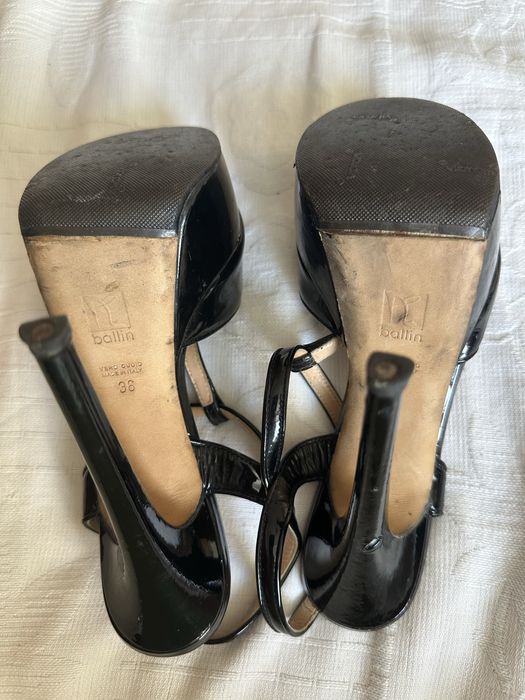 Продам лакові босоніжкі на високих підборах.