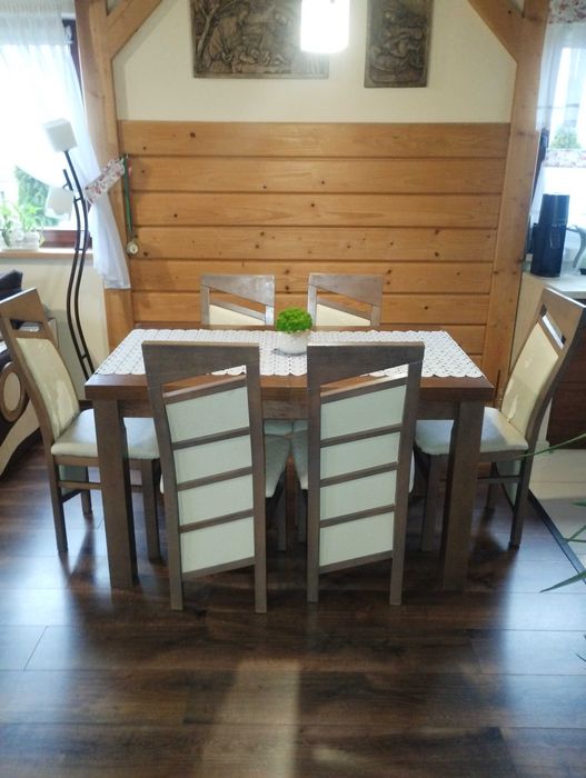 Stół z krzesłami
