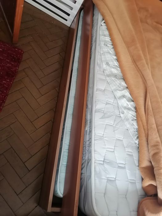 Cama solteiro com gavetão, 2 colchões (um nunca usado), ja desmontada.