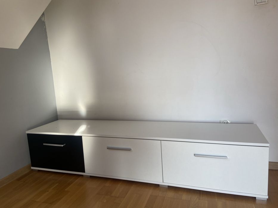 Szafka z półkami za szkłem i szafka pod telewizor