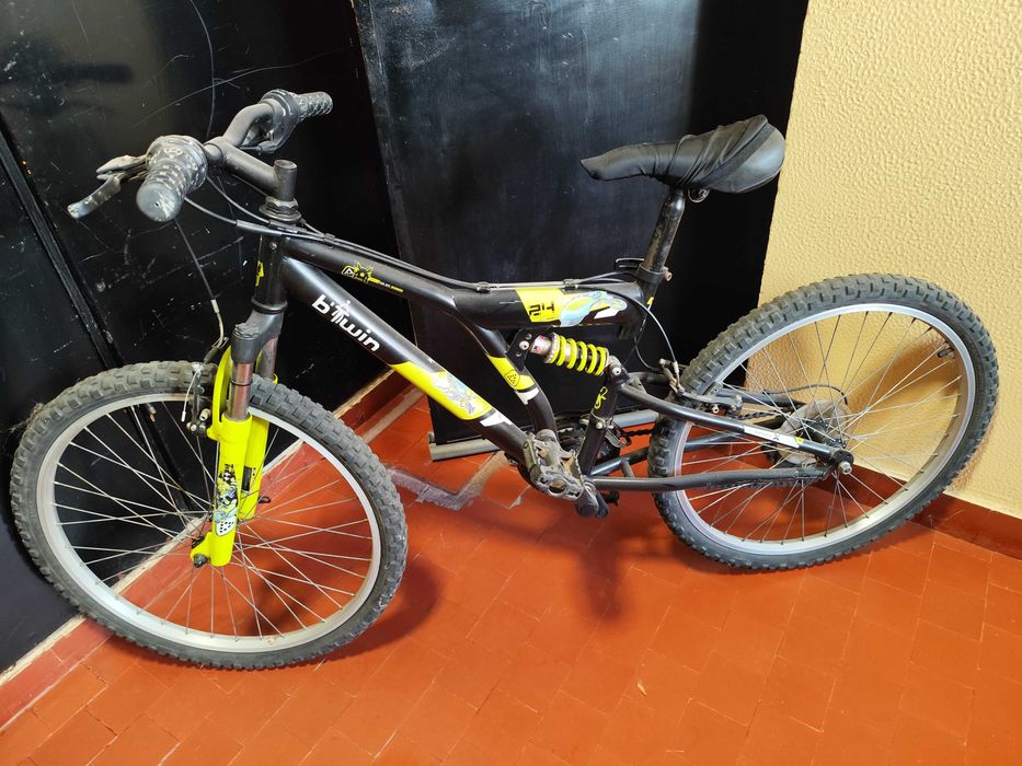 Trotinete maís 2 capacetes com a bike total 50e leva tudo.