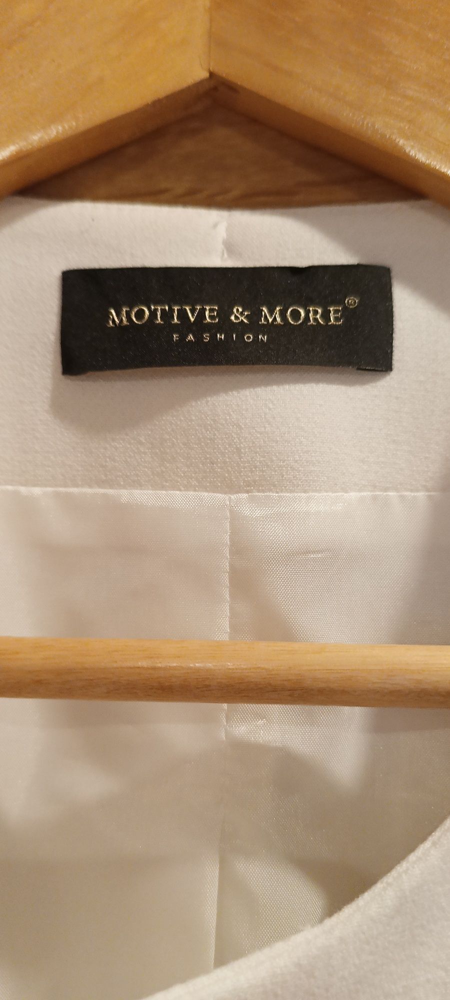 Kremowy płaszcz Motive&More złote guziki