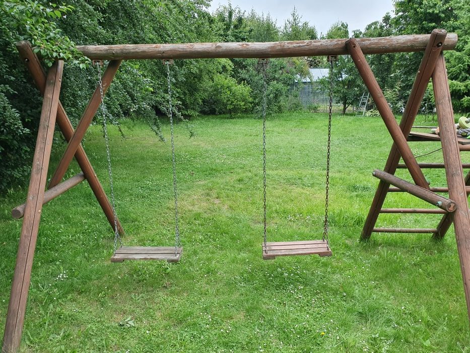 Dwie huśtawki na łańcuchu
