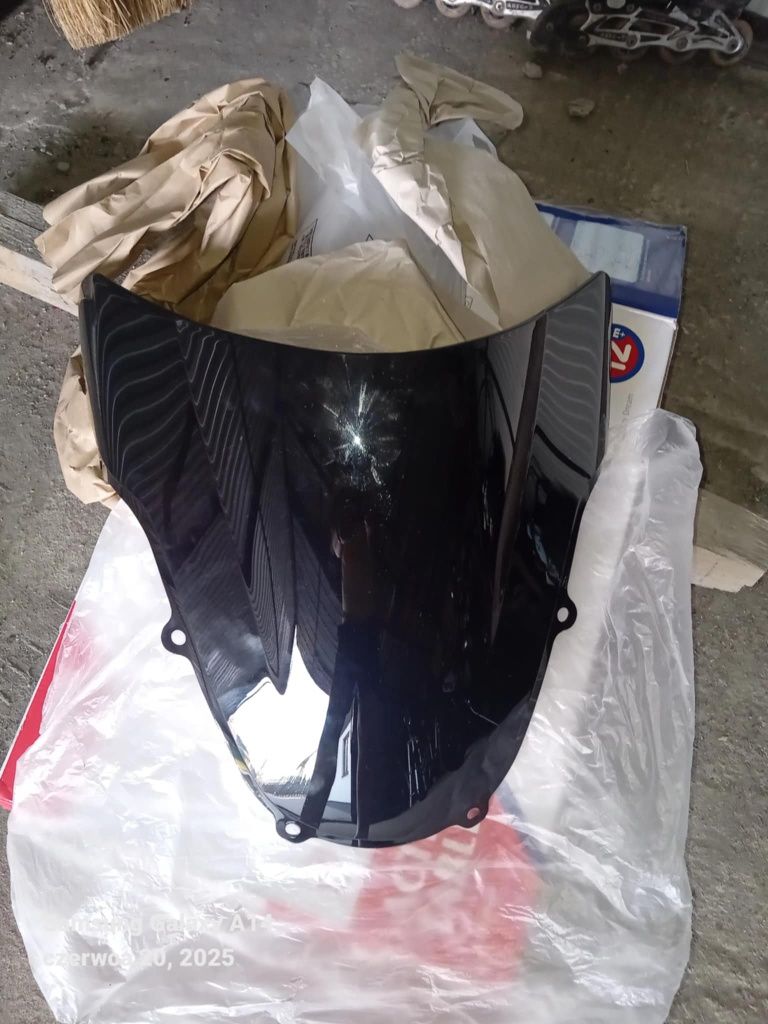 Akcesoria motocyklowe i szyba przednia do Hondy.