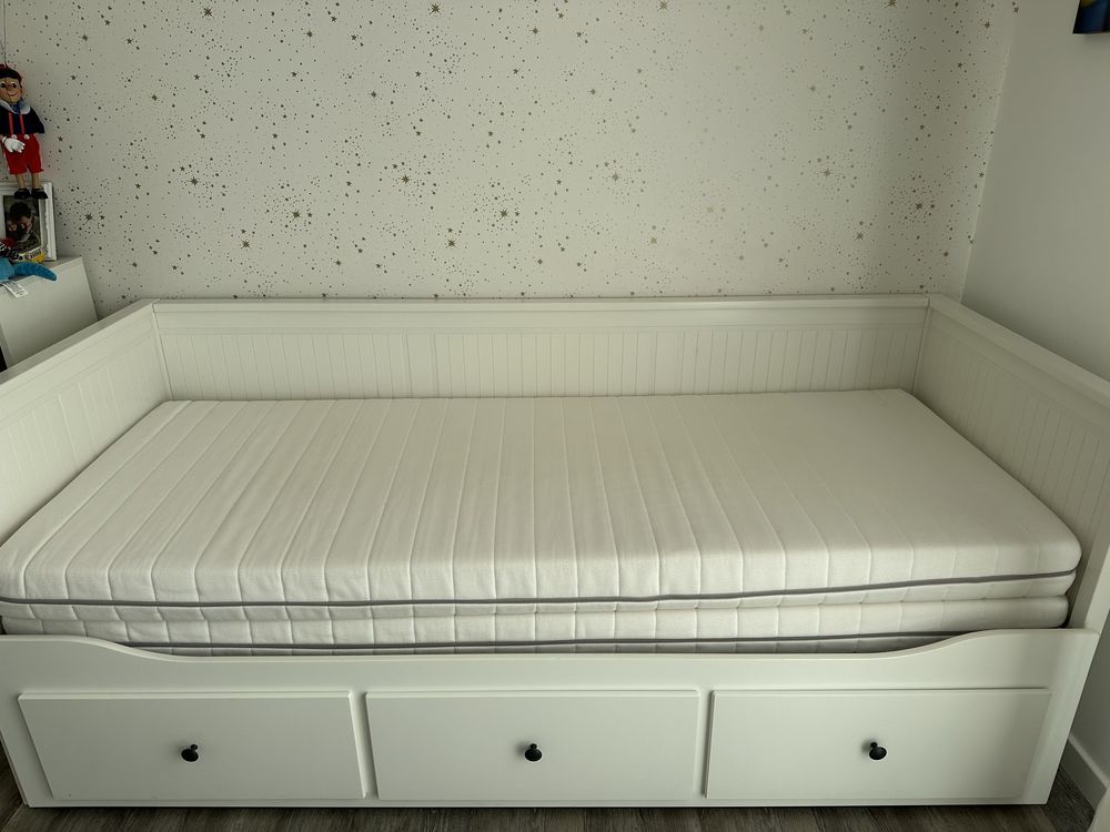 Uma cama individual que pode ser sofá cama ou ate mesmo cama de casal