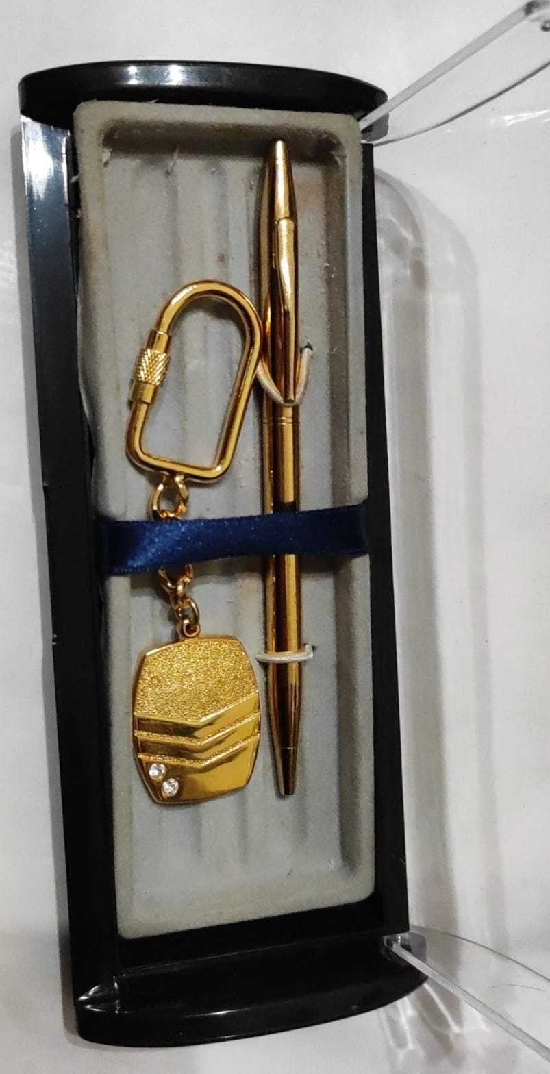 Porta-chaves + caneta dourados